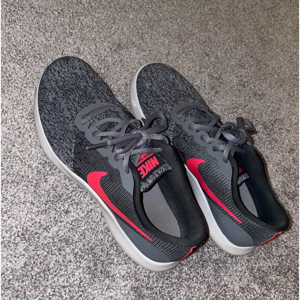 Nike Women’s grey and pink tennis shoes